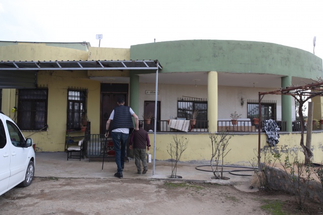 Dev adama boyuna uygun seccade,  tespih ve Kur’an-ı Kerim 19