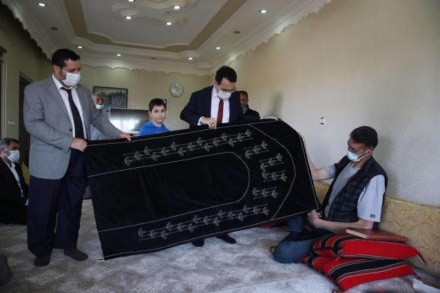 Dev adama boyuna uygun seccade,  tespih ve Kur’an-ı Kerim 16