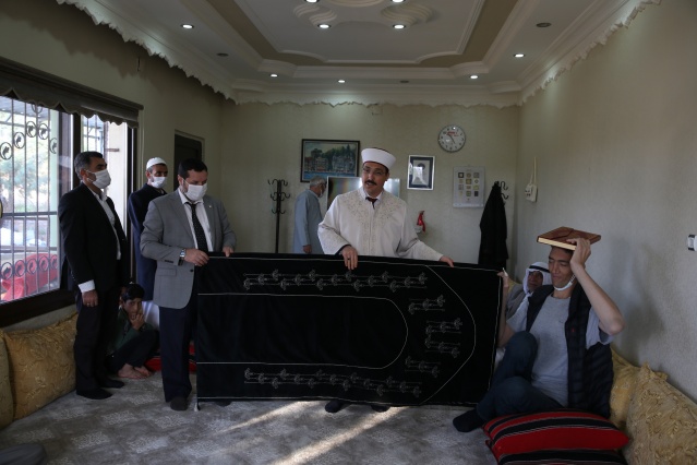 Dev adama boyuna uygun seccade,  tespih ve Kur’an-ı Kerim 9