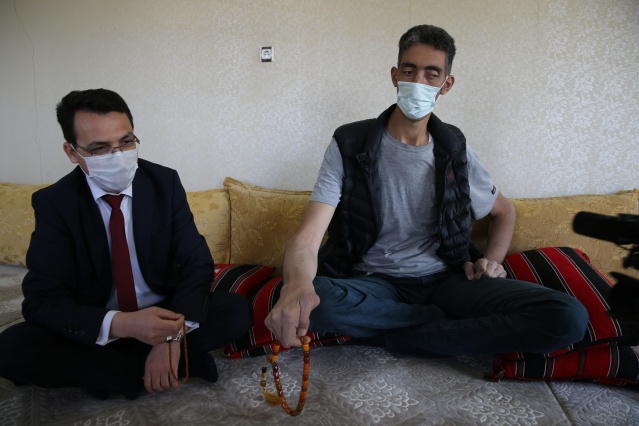 Dev adama boyuna uygun seccade,  tespih ve Kur’an-ı Kerim 11