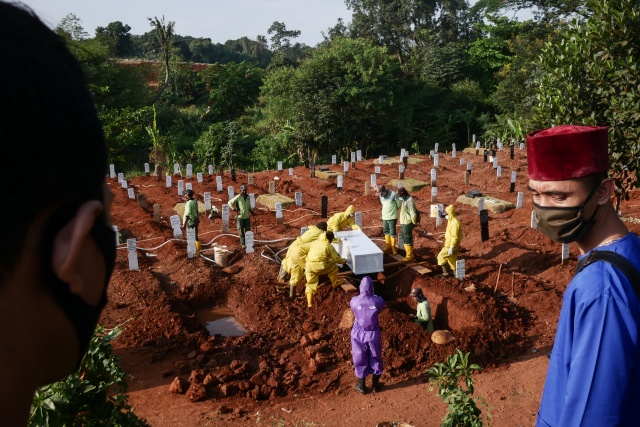 Kovid-19,  "küresel salgın" ilanının yıl dönümü 51