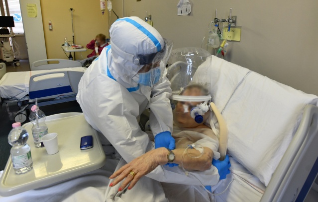 Kovid-19,  "küresel salgın" ilanının yıl dönümü 12