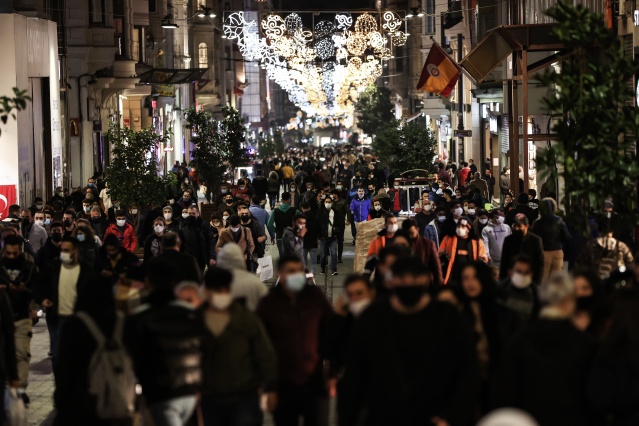 Kovid-19,  "küresel salgın" ilanının yıl dönümü 65