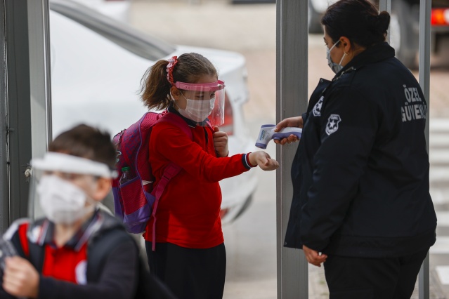 Kovid-19,  "küresel salgın" ilanının yıl dönümü 46