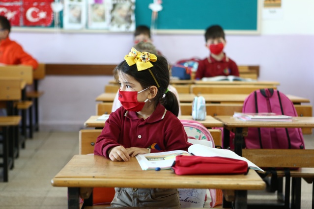 Kovid-19,  "küresel salgın" ilanının yıl dönümü 42