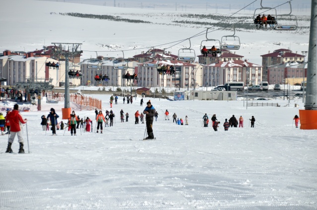 Cıbıltepe Kayak Merkezinde kayak keyfi devam ediyor 19