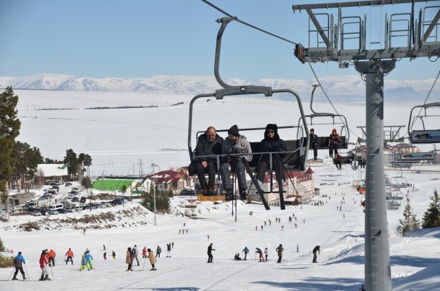 Cıbıltepe Kayak Merkezinde kayak keyfi devam ediyor 15