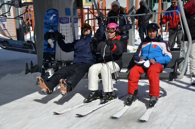 Cıbıltepe Kayak Merkezinde kayak keyfi devam ediyor 18