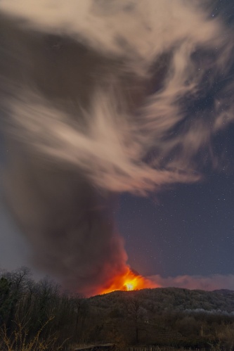 Etna Yanardağı lav püskürtmeye devam ediyor 2