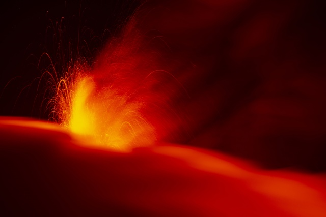 Etna Yanardağı lav püskürtmeye devam ediyor 1