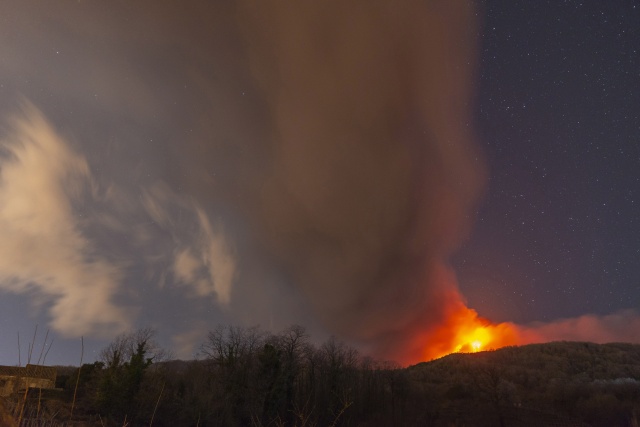 Etna Yanardağı lav püskürtmeye devam ediyor 4