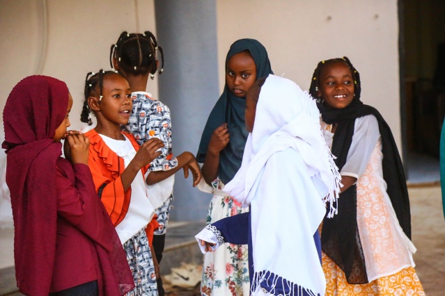 Hayrat Derneği,  Türk hayırseverlerin yardımlarıyla yüzlerce yetimin hamiliğini yapıyor 11