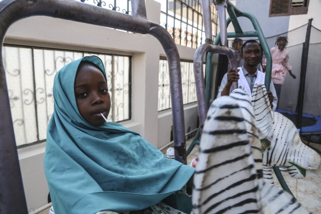 Hayrat Derneği,  Türk hayırseverlerin yardımlarıyla yüzlerce yetimin hamiliğini yapıyor 12