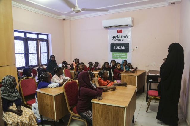 Hayrat Derneği,  Türk hayırseverlerin yardımlarıyla yüzlerce yetimin hamiliğini yapıyor 10