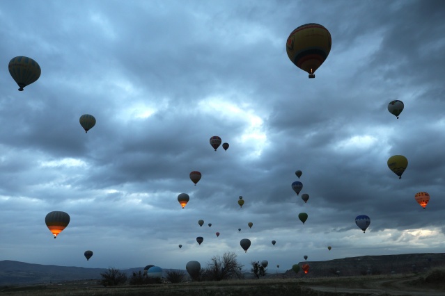Turistler,  Kapadokya'yı gökyüzünden keşfediyor 3