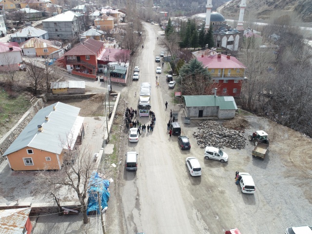 Bingöl'ün Elmalı köyü sakinleri İdlib'deki yetimler için yardım malzemesi topladı 7