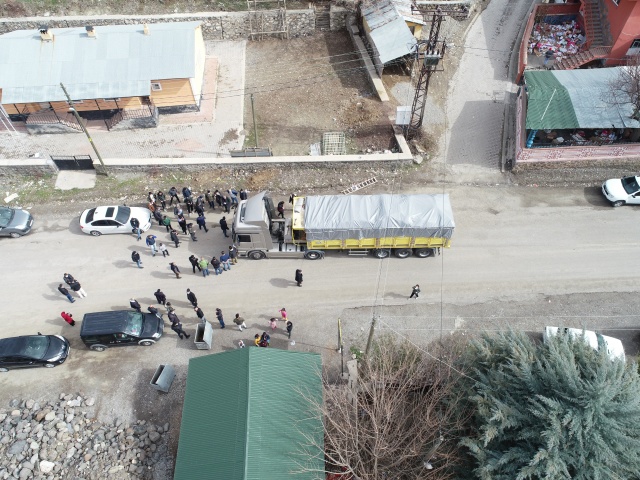 Bingöl'ün Elmalı köyü sakinleri İdlib'deki yetimler için yardım malzemesi topladı 2