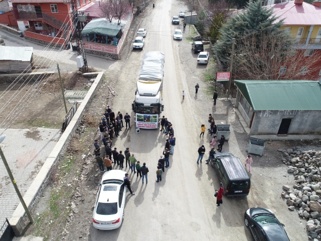 Bingöl'ün Elmalı köyü sakinleri İdlib'deki yetimler için yardım malzemesi topladı 5