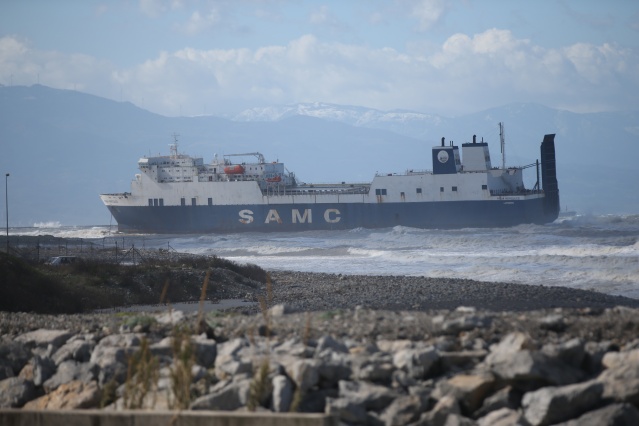 İskenderun Körfezi'nde 8 yıldır demirli bulunan hacizli gemi,  fırtına nedeniyle karaya oturdu 3