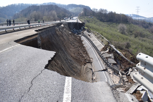 Düzce-Zonguldak yolunda çökme 6