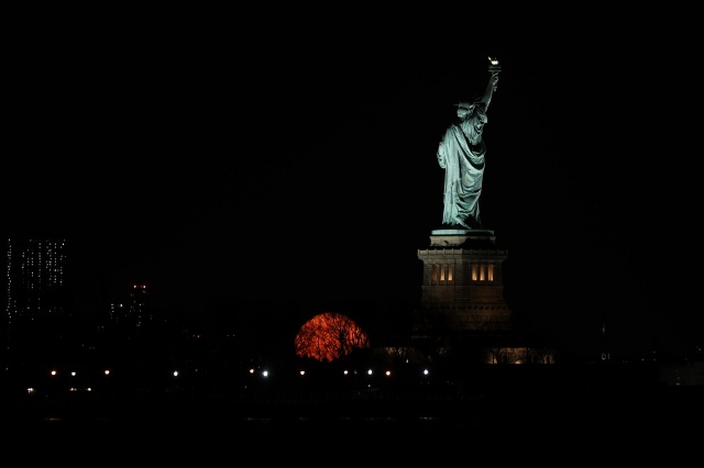 New York'da beliren dolunay,  görsel şölen sundu 1