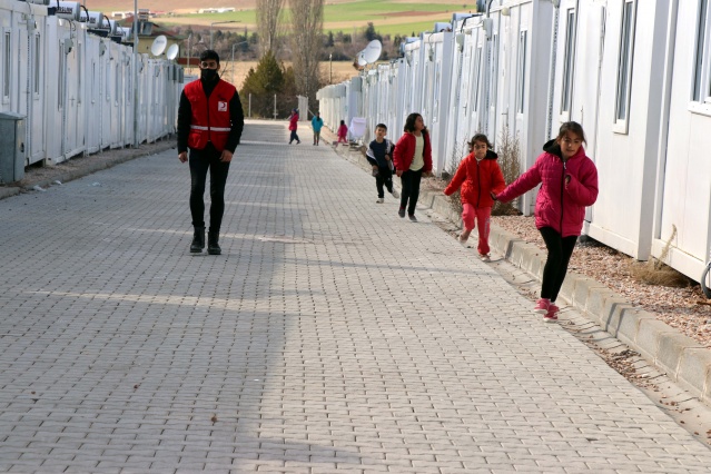 Depremzede çocukların hayallerini Kızılay gönüllüleri gerçekleştiriyor 13