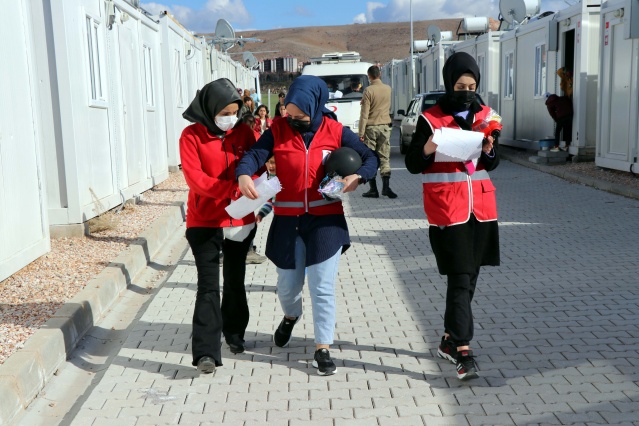 Depremzede çocukların hayallerini Kızılay gönüllüleri gerçekleştiriyor 12