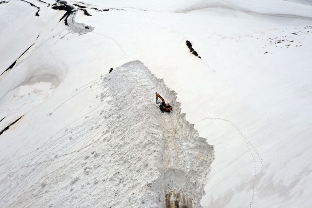 Muş'ta 4 aydır kapalı olan alternatif köy yolu 7 günde açılabildi 15