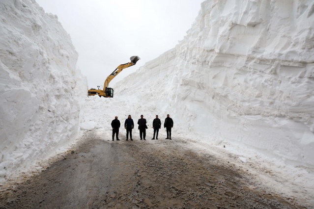 Muş'ta 4 aydır kapalı olan alternatif köy yolu 7 günde açılabildi 14