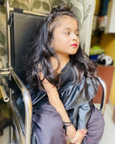 19 yaşında olmasına rağmen hastalığı sebebiyle küçük bir kız çocuğu gibi görünen Aboli Jarit,  görenleri şaşırtıyor 2