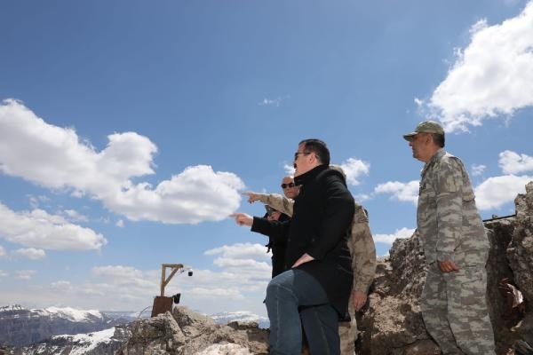 Vali Akbıyık,  sınırdaki askeri üs bölgeleri ziyaret etti 3