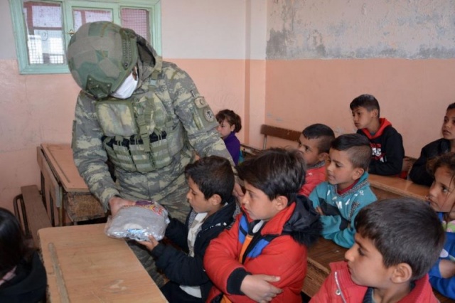 Mehmetçik Resulayn'daki çocuklara yardım dağıttı 2