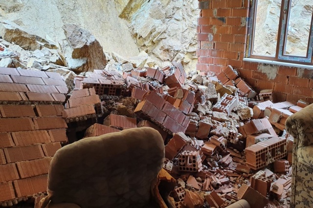 Dağdan kopan kayalar evin içine doldu 9