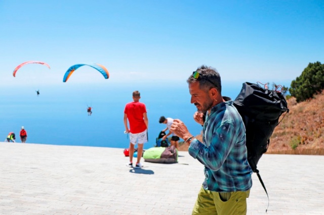 İşinden evine "uçarak" gidiyor 1