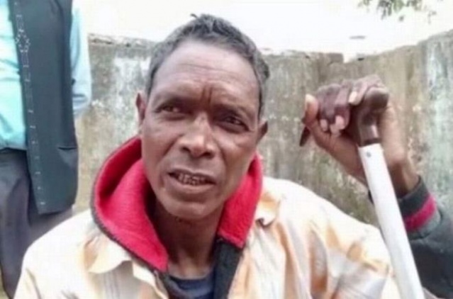 55 yaşındaki felçli adam,  koronavirüs aşısı yaptırdıktan sonra yürümeye başladı 2