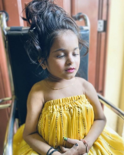 19 yaşında olmasına rağmen hastalığı sebebiyle küçük bir kız çocuğu gibi görünen Aboli Jarit,  görenleri şaşırtıyor 8