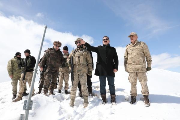 Vali Akbıyık,  sınırdaki askeri üs bölgeleri ziyaret etti 5