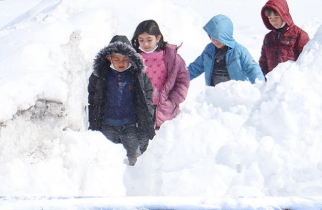 Bu köy adının hakkını veriyor: Evler,  ahırlar hatta ağaçlar bile kara gömüldü 1