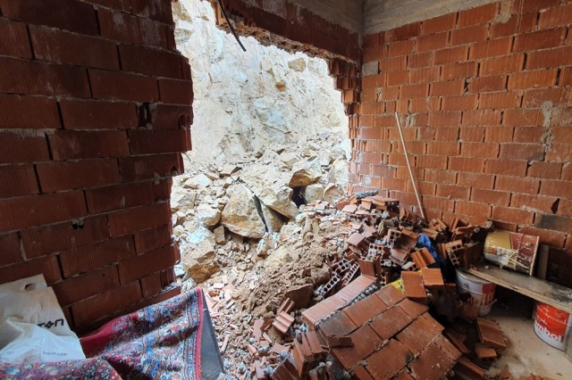 Dağdan kopan kayalar evin içine doldu 7