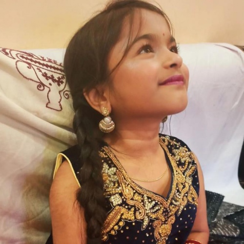 19 yaşında olmasına rağmen hastalığı sebebiyle küçük bir kız çocuğu gibi görünen Aboli Jarit,  görenleri şaşırtıyor 10