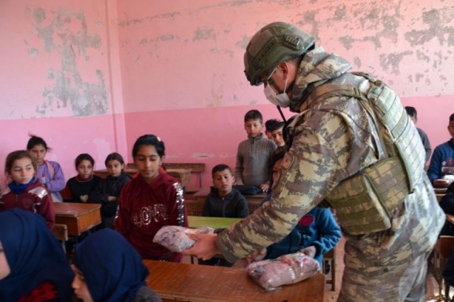 Mehmetçik Resulayn'daki çocuklara yardım dağıttı 7