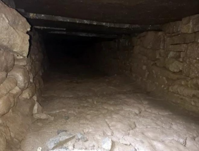 Kabloların yerini değiştiren elektrikçiler Ortaçağ'dan kalma gizli tünel keşfetti 3