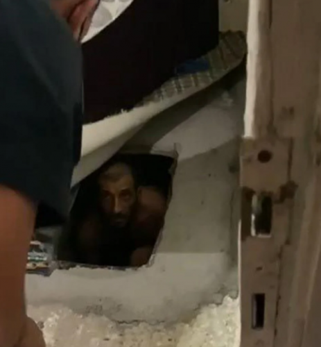 Birçok suçtan aranan şüpheli,  kanepenin altındaki çukurda yakalandı 3