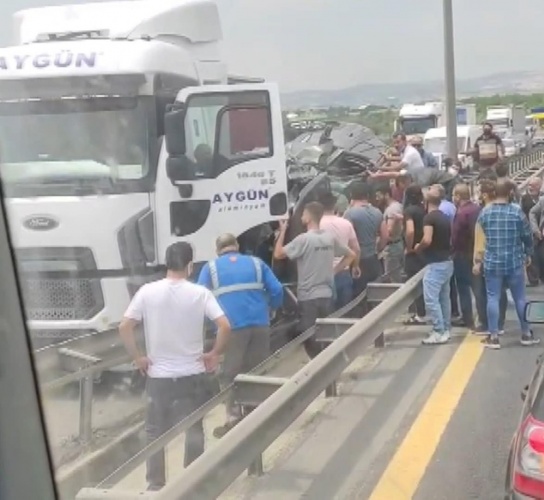 TEM'de feci kaza: TIR ile bariyer arasında sıkıştı 1