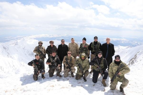 Vali Akbıyık,  sınırdaki askeri üs bölgeleri ziyaret etti 4