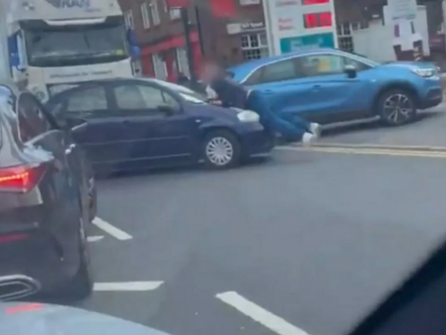 İngiltere'de petrol krizi devam ediyor: Sürücüler arasında bıçaklı kavga 5