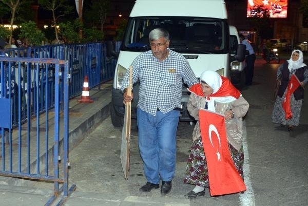 106 yaşında demokrasi nöbetine katıldı 2