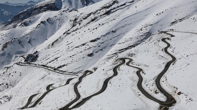 Yılan gibi kıvrılıyor: Doğu'nun zorlu geçidine giden yoldan geçmek yürek istiyor 5