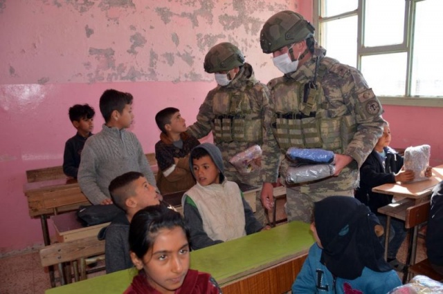 Mehmetçik Resulayn'daki çocuklara yardım dağıttı 9