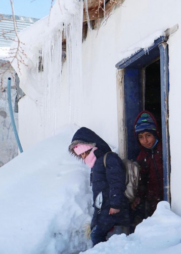 Bu köy adının hakkını veriyor: Evler,  ahırlar hatta ağaçlar bile kara gömüldü 12